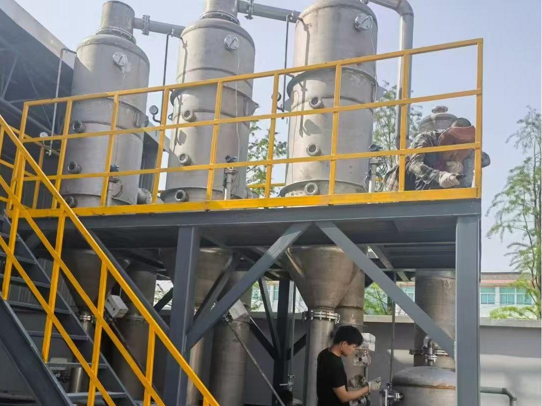 Как предотвратить образование накипи в трехкорпусных испарителях?