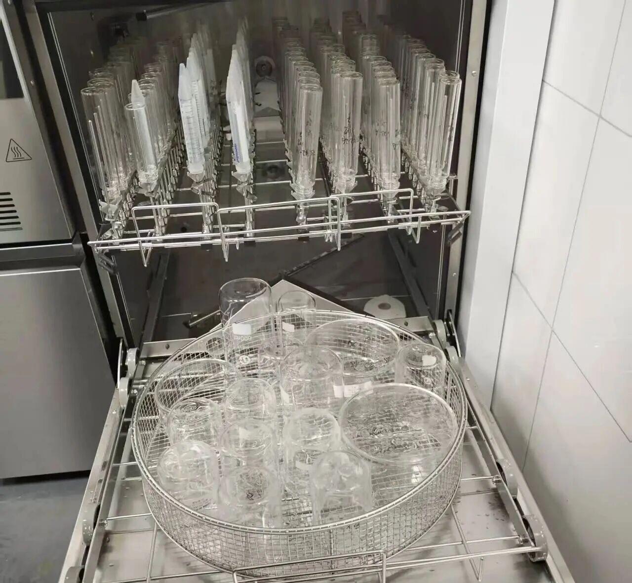 Why Traditional Manual Glassware Cleaning Is Challenging  For many laboratories, manual cleaning remains a common method. Researchers often need to repeatedly brush, rinse, and dry different types of glassware after experiments.  However, manual cleaning has several limitations:  1. Cleaning Efficiency Is Low  Laboratory glassware comes in various shapes and sizes, including:  Beakers Test tubes Volumetric flasks Pipettes Centrifuge tubes Erlenmeyer flasks  Different vessels require different cleaning methods. When relying on manual washing, researchers need to spend significant time handling repetitive cleaning tasks, which reduces overall laboratory productivity.  For laboratories with large numbers of samples and frequent experiments, manual cleaning can become a considerable workload.  2. Cleaning Results Depend on Operator Experience  Manual cleaning quality is often affected by human factors.  Differences in brushing strength, rinsing time, and operating habits may lead to inconsistent results. Some potential problems include:  Insufficient rinsing Uneven cleaning force Invisible reagent residues Acid or alkaline contamination Dust contamination during natural drying  Although some residues cannot be observed visually, trace amounts of chemicals or impurities may still remain on the inner surface of glassware.